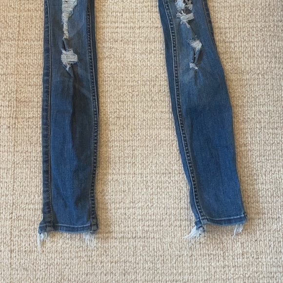 Distressed skinny jeans - Picture 2 of 8